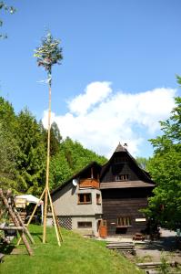 Dolní BečvaChata Mir的前面有一棵树的房子
