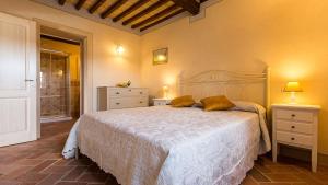 基亚恩尼Borgo Pie' di Gamboi的一间卧室设有一张大床和两个床头柜