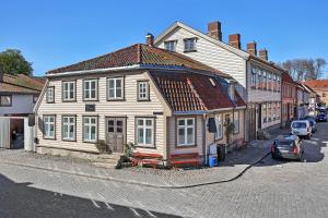 腓特烈斯塔Gamlebyen Hotell - Fredrikstad的街道边的旧木房子