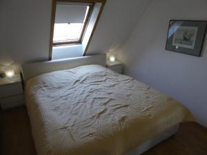 DassowOstseeferienwohnung Storchennest的一间小卧室,配有一张带窗户的床