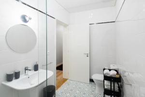 波尔图波尔图服务式公寓 - 阿尔瓦莱卡布拉尔的白色的浴室设有水槽和卫生间。