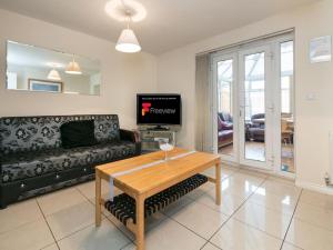 曼彻斯特My-Places Corporate Serviced Accommodation的客厅配有沙发和桌子