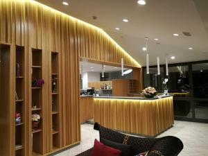 利尼亚诺萨比亚多罗加拉加斯酒店的酒店大堂设有木墙酒吧