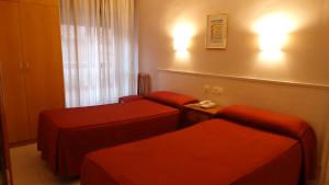 阿尔巴塞特诱惑旅馆的一间酒店客房内设有两张床的房间