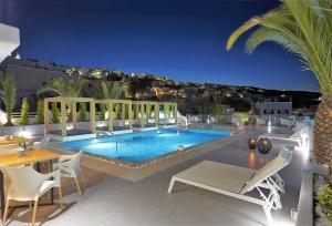 费拉卡里阿度假套房酒店 - 仅限成人入住的一座大楼顶部的游泳池