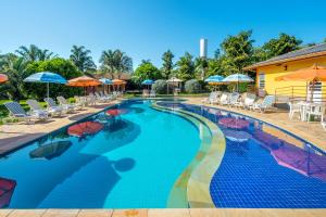 阿蒂巴亚帕约尔宾馆的一个带椅子和遮阳伞的大型游泳池