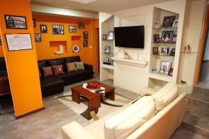 韦拉斯AzoresDream的带沙发和电视的客厅