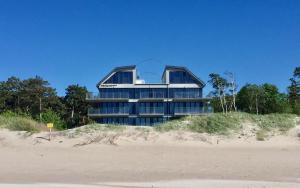 达洛科Apartamenty Amon z widokiem na morze的沙滩上一座大型建筑