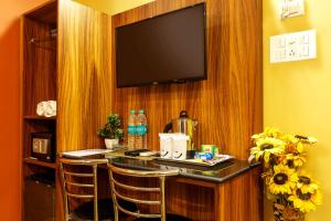 加尔各答银线酒店的一间酒吧,位于一间配有平面电视的酒店客房内