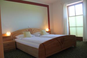 湖滨福煦麦斯尼策之家公寓的一间卧室设有一张大床和一个窗户。