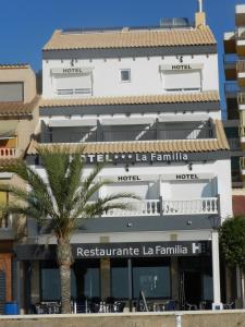 坎佩略拉法米莉亚酒店的前面有棕榈树的建筑