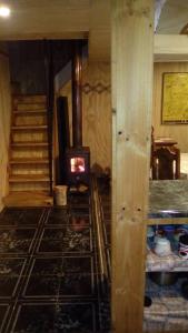 安库德Hospedaje Los Calafates的一间客房内配有燃木火炉的房间