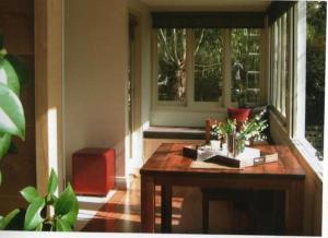 马其顿霍里霍克住宿加早餐旅馆的客厅配有桌子和窗户