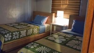查兰卡诺亚李的舒适之家公寓的小房间设有两张床和一张桌子
