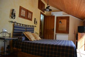 卡索拉奥洛斯佩达度假屋的一间卧室配有一张带蓝色铺面毯子的床