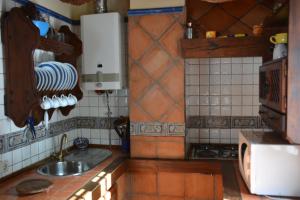 卡索拉奥洛斯佩达度假屋的厨房配有水槽和台面