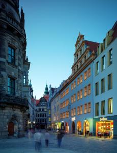 德累斯顿HYPERION Hotel Dresden Am Schloss的一条城市街道,有建筑和人走在周围