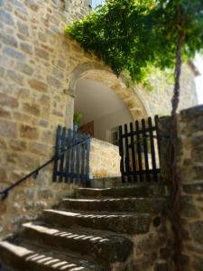 圣保罗－勒热讷马斯蒙蒂德斯酒店的石阶,有门和石墙