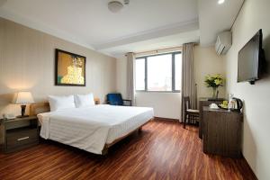 岘港麦爱精品别墅的酒店客房,配有床和电视