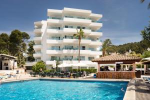 圣蓬萨Globales Costa de la Calma的大楼前设有游泳池的酒店