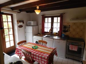 CampeauxLe Moulin L'Eveque的厨房配有桌子和桌布