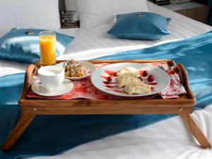 伊尔库茨克商人庭院酒店的床上的托盘食物和咖啡