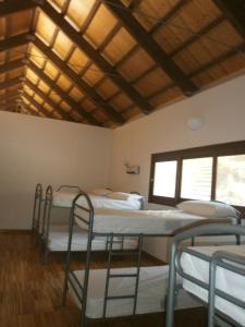 塞埃欣Albergue Coto Real de la Marina的配有木制天花板的客房内的一组双层床