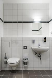 哥本哈根a&o Copenhagen Nørrebro的一间带卫生间和水槽的浴室