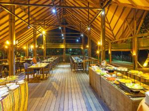 瓦都瓦Siddhalepa Ayurveda Resort - All Meals, Ayurveda Treatment and Yoga的用餐室配有桌椅和灯光