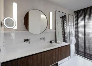 基尔基斯艾弗瑞迪基酒店的一间带大水槽和镜子的浴室