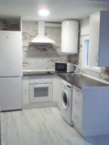 本迪亚Apartamento Buendia的白色的厨房配有水槽和洗碗机