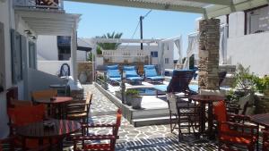 伊奥斯乔拉卢娜酒店的一个带桌椅的庭院和一个游泳池
