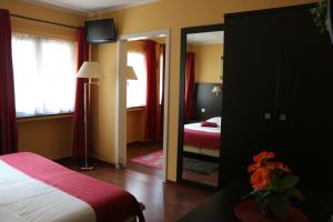 布永Il Siciliano - Duc de Bouillon的酒店客房,配有床和镜子