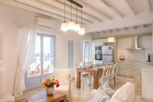 帕拉斯波罗斯Passos Villas的厨房以及带桌椅的起居室。