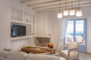 帕拉斯波罗斯Passos Villas的白色的客厅配有沙发和桌子