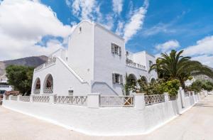 佩里萨Villa Kalamia Dolphins的白色的房子,有白色的围栏