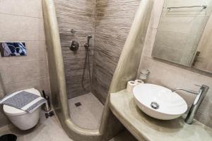 佩里萨Villa Kalamia Dolphins的一间带水槽、淋浴和卫生间的浴室