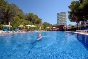 帕尔马海滩提摩尔酒店的儿童在酒店的游泳池游泳