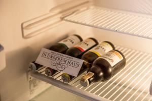 温特贝格Ferienwohnung Hartmann的冰箱里放着一组葡萄酒
