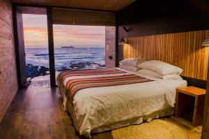 阿里卡阿佩奇塔酒店的一间卧室设有一张床,享有海景