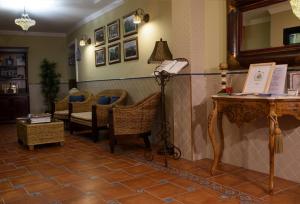 萨各夫雷纳海玛旅馆的配有椅子、桌子和电话的房间