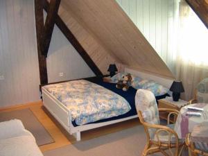 科尔尼鲁格Apartment Park Crni Lug的一间卧室配有两张床,上面有泰迪熊