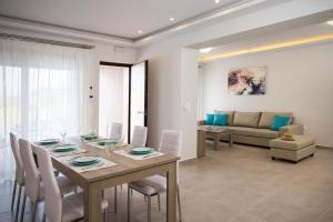 基萨莫斯Enali Villas的用餐室以及带桌椅的起居室。