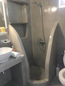 伊奥斯乔拉金色星星公寓的带淋浴和盥洗盆的浴室