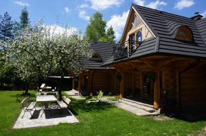 扎科帕内Jędruś的庭院内带野餐桌的小木屋