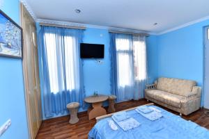 Haghpat哈格帕特酒店 的蓝色的客房配有床和沙发