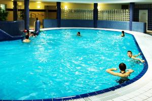 米兹多洛杰沃林酒店的一群人在游泳池里
