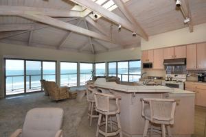 圣克鲁兹Villa Vista的大型海景厨房