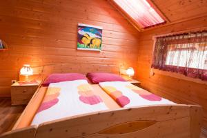 Sankt Aegyd am NeuwaldeReiterbauernhof Maho的小木屋内一间卧室,配有一张床