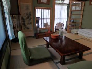 奈良田村旅馆的客厅配有桌子和椅子